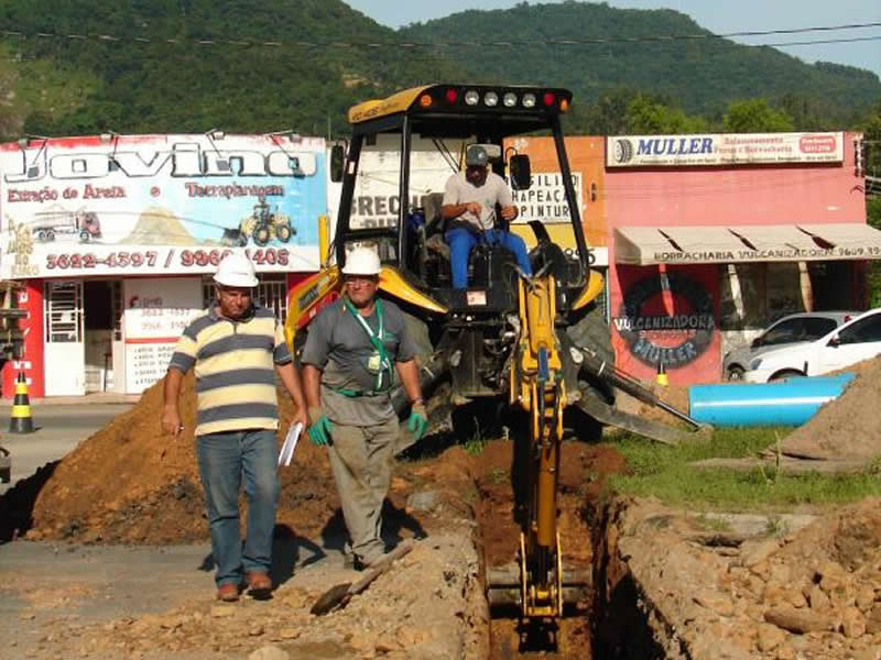   Com o objetivo de acabar com os transtornos causados pela fragilidade da rede de água antiga e melhorar o abastecimento de água em toda a margem esquerda, a Tubarão Saneamento, através da empresa terceirizada Brazil Construções, realiza neste domingo (10), mais um passo importante na obra da rua São João, a interligação neste novo trecho. A ação terá início a partir das seis horas.<br>  Por este motivo, a empresa Concessionária alerta que, moradores dos bairros: Humaitá de Cima, Humaitá, Revoredo, São Martinho, Bom Pastor, São Bernardo, São João Margem Esquerda, Dehon, Morrotes e Vila Esperança, localizados na margem esquerda, podem enfrentar problemas com baixa pressão de água, ou até mesmo, em algumas residências, o abastecimento pode ser comprometido.<br>  Logo após a intervenção, a Tubarão Saneamento alerta para a possibilidade de alteração na coloração da água. Desta forma, é imprescindível que o usuário feche o registro do cavalete, antes de dormir e, abra só após as 19 horas, de domingo. Assim, o cliente não receberá água com cor alterada.<br>  Enquanto o abastecimento não é normalizado, a Concessionária recomenda a utilização econômica da água existente nas caixas d’água, evitando-se desperdícios. A normalização do sistema está prevista para domingo, à noite. Já em algumas localidades do bairro São Martinho, a distribuição de água pode ser normalizada na segunda-feira (11).<br>  Em caso de dúvidas, o consumidor pode entrar em contato pelo telefone: 0800-648-9596. A previsão é de que a obra na rua São João, continue por mais uma semana.<br>  Trânsito será interrompido: Para a realização da interligação, a Tubarão Saneamento informa que, a avenida José Acácio Moreira, no trecho que compreende a esquina da rua Pedro Lemos até a rótula da Ponte Manoel Alves do Santos (Morrotes), estará interditada nos dois sentidos.<br>  Além disso, será preciso interromper o tráfego na ponte do Morrotes. Desta forma, quem vem do bairro Oficinas, Centro ou Fábio Silva, ou da BR-101, não terá acesso à mesma. Os veículos serão desviados pela avenida Marechal Deodoro e, pelas ruas São João, Pedro Lemos e Lucinda Frederico.<br>  Desta já, a empresa Concessionária solicita a compreensão e atenção dos moradores e motoristas, que transitam nas proximidades dos locais, que recebem as obras da Tubarão Saneamento.<br>  A obra: Com investimentos próprios da empresa Concessionária, a obra compreende a substituição da rede de distribuição de água, aumentando a pressão e vazão da água. Os tubos antigos serão trocados por tubulações novas, passando de 100 para 400 mm de diâmetro. Ao todo, o trecho receberá 260 metros de nova rede.<br>