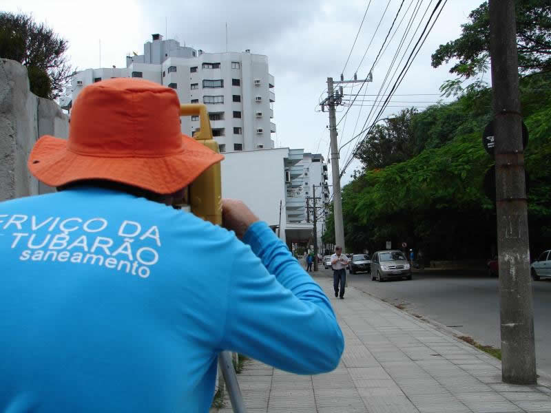   Após o término do levantamento topográfico, a Tubarão Saneamento deu mais um passo importante nesta segunda-feira (13), rumo à implantação do esgotamento sanitário, na Cidade Azul.<br>  Segundo o gerente de investimentos da Tubarão Saneamento, André de Souza, a primeira etapa dos serviços de levantamento topográfico foi concluído antes do prazo, mostrando o comprometimento da empresa com o município. “Nossa meta contratual é implantar 15% de esgotamento sanitário até 2015. Para tanto, finalizamos os estudos antes do previsto. Isso permitirá que tenhamos tempo suficiente para planejar e executar as obras, visando às melhores soluções técnicas e o menor impacto nas vias públicas”, enfatizou.<br>  Comprovando o empenho da Tubarão Saneamento no que se refere a mais saúde, em vez de fazer apenas os 380 km de pesquisa, até o dia 20 de maio, como estava programado, a empresa finalizou a primeira parte da topografia na última sexta-feira (10), com 500 km levantados, totalizando um acréscimo de, aproximadamente, 40% na quantidade de redes previstas na licitação.<br>  A Cism Engenheiros Consultores, empresa vencedora da concorrência para desenvolver o projeto para o Esgotamento Sanitário, em Tubarão, nesta primeira etapa, prevê que até o final de julho, o estudo de concepção esteja pronto. Concluída esta parte, o próximo passo será a elaboração do projeto básico, que será desenvolvido em até sete meses. Logo após, a empresa Concessionária iniciará a implantação das redes coletoras de esgoto de Tubarão.<br>  De acordo com o diretor técnico da Tubarão Saneamento, Rondinaldo Paiva de Lima, o projeto levará em consideração o crescimento do município, estudos específicos do tipo de tratamento do esgoto, como será o bombeamento e o escoamento. “A partir deste projeto, vamos saber qual o melhor tipo de tratamento para a cidade, a quantidade de elevatórias e a extensão de rede, com os respectivos diâmetros. Nosso objetivo é transformar Tubarão num município referência em saneamento. O trabalho está iniciando”, enfatizou o profissional, acrescentando, que o com o esgotamento sanitário, a cidade vai dar um salto em vários segmentos, como saúde, educação e bem-estar.<br>