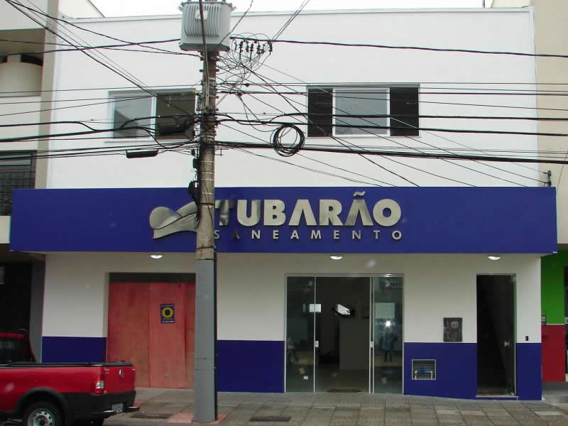   Os clientes da Tubarão Saneamento, ganharão, a partir do dia 22 de março, uma nova Central de Atendimento. O Departamento Comercial da empresa, hoje, funciona na rua Esteves Júnior, nº 45. A nova estrutura está localizada na rua Altamiro Guimarães, nº 685, centro, ao lado da Casa das Gaitas.<br>  A Central de Atendimento, que visa facilitar o acesso do usuário, deve melhorar o relacionamento com o cliente e oferecer mais conforto e segurança. Com área total de 250 m², o espaço contará com banheiro adaptado para pessoas portadoras de necessidades especiais.<br>  Portabilidade: Também no dia 22, a Tubarão Saneamento realizará a portabilidade do 0800-648-9596, para o novo endereço de atendimento ao cliente. Desta forma, o serviço estará indisponível por cerca de cinco horas. Já no dia 25 de março, os clientes da Concessionária, terão, além do 0800, mais um número de telefone para contato, o  (48) 3052-7400.