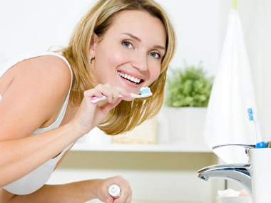 Deixe a torneira fechada ao escovar os dentes ou fazer a barba. Você economiza de 12 a 80 litros de água.