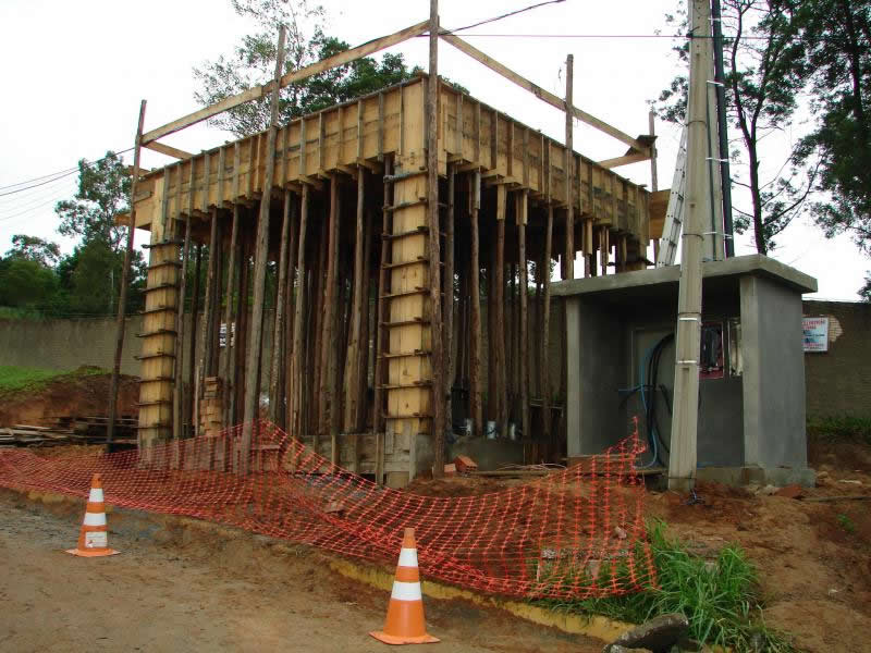   A Estação de Tratamento de Água (ETA) e a Captação de Água Bruta, da Cidade Azul contará, em breve, com sistema de geradores de energia. O projeto de instalação está em fase de implantação. Até o momento, profissionais já realizarem o serviço de terraplenagem no local e estão construindo os espaços que abrigarão os equipamentos.<br>  De acordo com o diretor técnico da Tubarão Saneamento, Rondinaldo Paiva de Lima, nos próximos dias, a equipe de engenharia da empresa e profissionais terceirizados, continuarão trabalhando na execução do projeto. “A estação é movida por bombas, alimentadas por energia elétrica. Então, quando ocorre interrupção no fornecimento, sem aviso prévio, ou até mesmo, pelas condições climáticas, ficamos sem energia. Dessa forma, a ETA para de funcionar e, automaticamente, a distribuição de água é interrompida”, esclarece.<br>  O diretor técnico também enfatiza que, “a instalação do equipamento foi a forma que encontramos para solucionar este problema, com o objetivo de continuar atendendo os tubaronenses com a qualidade do serviço que eles merecem”.<br>  A obra, que recebe investimentos próprios da Tubarão Saneamento, segue por mais dois meses.