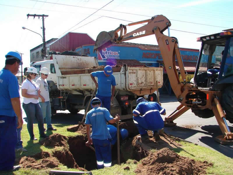   Para assegurar a qualidade do abastecimento de água na Cidade Azul, a Tubarão Saneamento está intensificando algumas ações para melhorar a oferta de água aos tubaronenses. Neste domingo (18), a Concessionária avançou os estudos técnicos de sondagem, para a colocação de nova rede de água na rua São João, no bairro Morrotes.<br>  Os trabalhos foram iniciados por volta das oito horas da manhã, com o isolamento parcial da rua Silvio Cargnin, na rótula da ponte Manoel Alves do Santos, margem direita. Na última quinta-feira (15), a mesma avaliação aconteceu na rua Marechal Deodoro com a via Severiano Albino Corrêa. Além destas, outras atividades deste mesmo porte serão realizadas pela cidade, nos próximos meses.<br>  Com as sondagens, a equipe técnica quer obter amostras e informações de como funcionam as principais interligações das adutoras de água tratada das ruas Marechal Deodoro e Silvio Cargnin, auxiliando na elaboração dos projetos, que beneficiarão toda a margem esquerda da Cidade Azul.<br>  “Como os projetos executivos são uma etapa importante para a ampliação ou colocação de nova rede de água, as informações devem ser precisas. Então, após a sondagem, outros estudos e análises serão realizados”, explicou o engenheiro de manutenção da Tubarão Saneamento, Willian Gomes Figueiredo.<br>  A meta da empresa Concessionária é iniciar a obra da rua São João, neste ano.