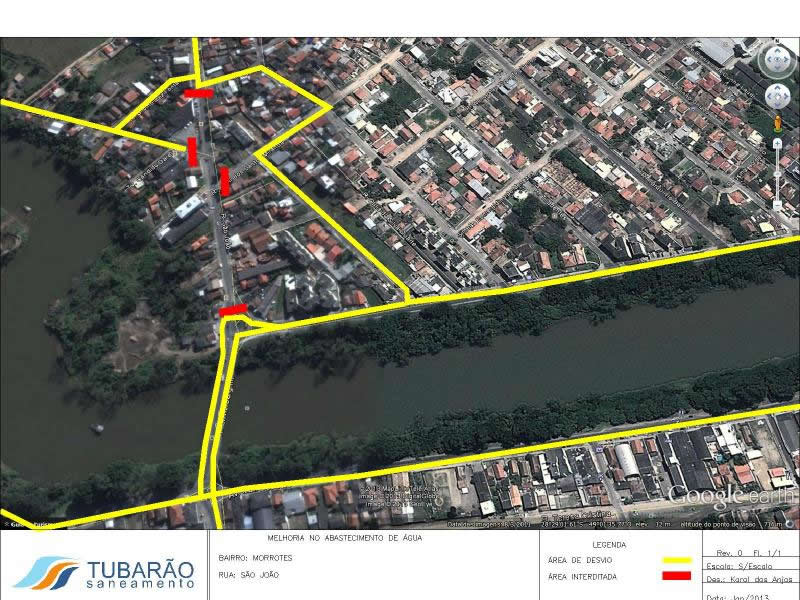   A Tubarão Saneamento, por meio da empresa terceirizada Brazil Construções, iniciou na tarde desta segunda-feira (18), mais uma importante obra, visando à melhoria no sistema de abastecimento de água da rua São João, no bairro Morrotes, que beneficiará toda a margem esquerda da Cidade Azul.<br>  Com investimentos próprios da empresa Concessionária, a obra compreende a substituição da rede de distribuição de água, aumentando a pressão e vazão da água. Os tubos antigos serão trocados por tubulações novas, passando de 100 para 400 mm de diâmetro. Ao todo, o trecho receberá 260 metros de nova rede.<br>  Segundo o diretor da Tubarão Saneamento, Rondinaldo Paiva de Lima, a obra vem ao encontro dos anseios dos moradores. “Nossa equipe está empenhada em resolver a questão da água na cidade. Esta obra foi uma alternativa técnica que encontramos para aumentar a oferta de água aos domicílios da Margem Esquerda. O compromisso da Concessionária é garantir o fornecimento de água com qualidade para a população, para isso, estamos trabalhando de forma intensa. Em breve, outros projetos serão lançados, beneficiando os tubaronenses”, afirmou.<br>  Para efetuar este trabalho, será preciso interditar, nesta terça-feira (19), a rua São João, no bairro Morrotes, nos dois sentidos, da esquina da via Silvino Bez Santana até a rótula, que fica localizada nas proximidades da Ponte Manoel Alves dos Santos (Morrotes).<br>  Neste período, o tráfego de veículos será desviado pelas ruas próximas, como é o caso da via Lucinda Frederico, Silvino Bez Santana, Pedro Lemos e avenida José Acácio Moreira. O trecho ficará em obra por cerca de dois meses. Desta forma, a empresa Concessionária solicita a compreensão e atenção dos moradores e motoristas, que transitam nas proximidades dos locais, que receberam obras da Tubarão Saneamento.