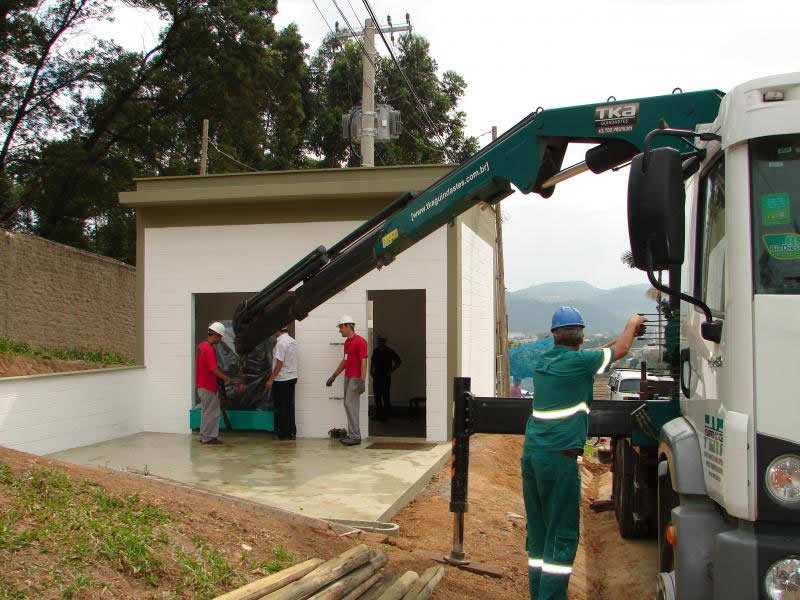   Mais uma importante obra para os clientes da Tubarão Saneamento, está prestes a ser concluída. Neste domingo (26), das 7 às 9 horas, a empresa Concessionária realizará os testes no sistema de geradores. A geração própria de energia beneficiará desde a unidade de captação até a Estação de Tratamento de Água (ETA).<br>  O projeto de instalação está em fase de conclusão. Nesta semana, técnicos trabalharam na colocação dos geradores, no espaço construído especialmente para abrigar os equipamentos. Ao todo, serão três novos geradores. Um equipamento será instalado na Estação e, os outros dois, serão destinados à captação de água bruta.<br>  Segundo o gerente de investimento da Tubarão Saneamento, André da Silva Souza, os geradores foram adquiridos com o objetivo de manterem os sistemas de bombeamento de água, tratamento e distribuição, em funcionamento,  mesmo nos momentos de falta de energia elétrica. “Com a instalação desses equipamentos, a empresa dá um grande passo para cumprir sua missão, que é continuar garantindo o bem-estar dos nossos clientes”, explica.<br>  A meta da Concessionária é colocar os geradores em operação, em breve.<br>