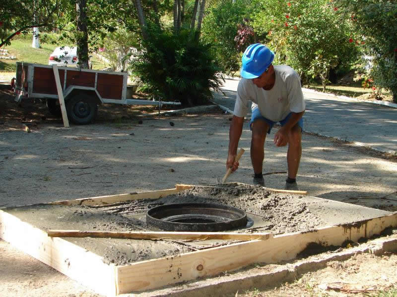   As obras de melhorias do sistema de abastecimento de água na rua José Alves dos Santos, no bairro São Martinho, realizados por técnicos da Tubarão Saneamento, por meio da empresa terceirizada J.A. Teixeira seguem a todo vapor. Além da construção de um novo booster, mais conhecido como pressurizador de rede, a Concessionária está realizando a troca de 370 metros de tubos 100 mm, por de 150 mm.<br>  Este serviço visa aumentar a distribuição de água em regiões onde à pressão e a vazão precisam ser elevadas. “O booster tem o objetivo de receber a água da rede e dar pressão para que ela possa subir aos locais mais altos. A pressão é controlada automaticamente, conforme a necessidade, se o consumo de água baixa, a rotação da motobomba também baixa”, explicou o engenheiro da Tubarão Saneamento, William Gomes Figueiredo.<br>  A obra deve atender mais de 900 famílias, que residem no bairro.<br>  Interligação da obra acontece na próxima segunda-feira<br>  Com o objetivo de acabar com os transtornos causados pela fragilidade da rede de água antiga, e melhorar o abastecimento no bairro, a Tubarão Saneamento precisará realizar também, a interligação neste novo trecho.<br>  Por este motivo, o abastecimento de água estará suspenso nas vias, localizadas nas proximidades da rua José Alves Santos dos Passos, na segunda-feira (21), das 07 às 14 horas.<br>  Enquanto o abastecimento não é normalizado, a Concessionária recomenda a utilização econômica da água existente nas caixas d’água, evitando-se desperdícios. A empresa alerta ainda, para a possibilidade de alteração na coloração da água.<br>  Em caso de dúvidas, o consumidor pode entrar em contato pelo telefone: 0800-648-9596.