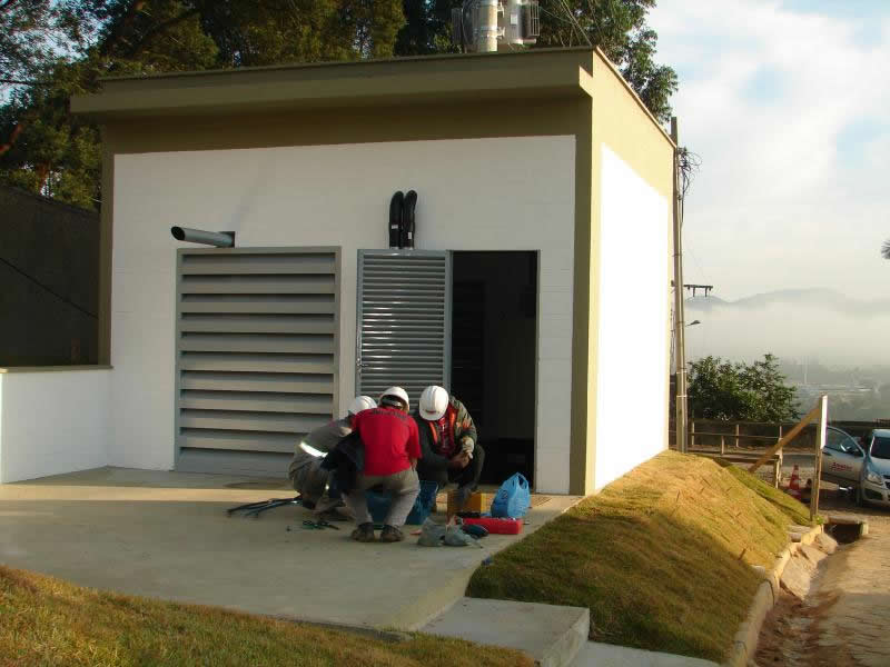   Dando continuidade a obra que garantirá o bem-estar dos clientes da Tubarão Saneamento, neste domingo (02), das 7 às 9 horas, a empresa Concessionária realizará outros testes no sistema de geradores, que serão implantados na captação e, também, na Estação de Tratamento de Água (ETA). A meta da Concessionária é colocar os geradores em operação neste semestre.<br>  Ao todo serão três geradores. Um equipamento será instalado na Estação e, os outros dois, serão destinados à captação de água bruta. Vale ressaltar que, os geradores foram adquiridos com o objetivo de manter o sistema de bombeamento de água, tratamento e distribuição, em funcionamento, mesmo nos momentos de falta de energia elétrica.<br>  Após o término dos trabalhos, a Tubarão Saneamento alerta que  poderá ocorrer alteração na coloração da água durante o restabelecimento do sistema. Caso isso aconteça, a Concessionária providenciará descargas em pontos estratégicos da rede para renovação da água na tubulação.<br>  Em caso de dúvidas, o consumidor pode entrar em contato pelo telefone: 0800-648-9596.