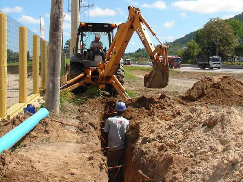   Com o objetivo de acabar com os transtornos causados pela fragilidade da rede de água antiga (de ferro), instalada em local inadequado, a Tubarão Saneamento está substituindo cerca de 165 metros de rede no bairro São Cristovão, nas proximidades da BR-101, km 339. A obra está sendo desenvolvida pela empresa terceirizada, JA Teixeira.<br>  A nova rede de PVC Defofo, de 200 milímetros de diâmetro, possuirá maior durabilidade, o que significa menor quantidade de vazamentos. Além disso, a obra evitará transtornos para moradores da localidade.<br>  Além de substituir a rede de água, a empresa Concessionária precisará realizar também, a interligação neste novo trecho. Por este motivo, o abastecimento de água estará suspenso, na segunda-feira (26), das 14 às 17 horas, no bairro São Cristovão.<br>  Enquanto o abastecimento não é normalizado, a Tubarão Saneamento recomenda a utilização econômica da água existente nas caixas d’água, evitando-se desperdícios.<br>  Em caso de dúvidas, o consumidor pode entrar em contato pelo telefone: 0800-648-9596.